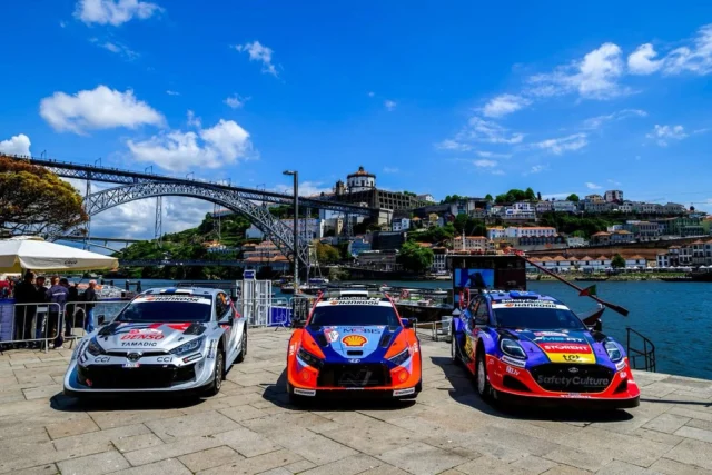🤩 Este fin de semana llega uno de los rallys más esperados por toda la afición gallega y también del país vecino: el Rally de Portugal.

Un año más, volveremos a tener muy cerca el Campeonato del Mundo con esta mítica prueba del WRC.

Esta mañana se celebró el Shakedown, y a las 17:00 h (hora portuguesa) dará comienzo 🔜 la ceremonia de salida, tras la cual se disputará el TC1 (Figueira da Foz), etapa Súper Especial del rally.

ℹ️ Para estar al tanto de todos los horarios, tramos, tiempos, etc., os dejamos varios enlaces de interés 👇

📲 Guía del espectador 👉 www.peachaparacing.es

⏰ Tiempos online 👉 www.ewrc-results.com

🟣 Sportity 👉 WRCPRT25