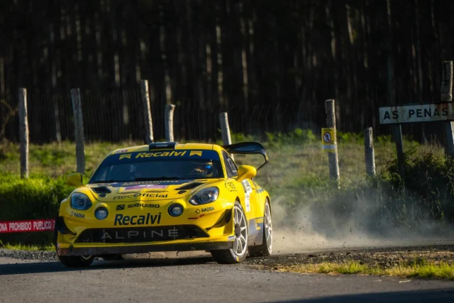 Jorge Cagiao y Javi Martínez lideran en Narón

🟡 A pesar de un trompo en el TC3, la dupla del Alpine encabeza la clasificación tras las cinco primeras especiales, con una ventaja de +18.600 sobre los canarios Enrique Cruz y Yeray Mujica. Daniel Berdomás y Brais Mirón siguen muy de cerca a los del Yaris GR Rally2, a tan solo +6.400.

Vinyes - Mercader y Fuster - Fuentes completan el top 5.

En la Dacia Sandero Cup, Esteban Vallín e Irene Caso lideran con 14.7 segundos de ventaja sobre los hermanos Alfaro.