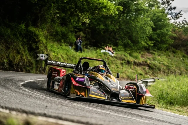 ⛰️ Este fin de semana vuelve la Montaña a Galicia con la 4ª edición de la Subida a Vilar de Barrio.

👀 La prueba ourensana será la segunda del certamen y contará con 61 inscritos, entre ellos pilotos destacados como Manuel Senra, que estará presente en el Hyundai i20 WRC de su hijo Víctor. El vigente campeón, Jacobo Senín tampoco se perderá la cita, al igual que “Pisko” Ventín, que llega tras lograr una victoria en la Subida al Fito en la categoría de carcross. 

⏰ El sábado, a las 14:30 horas, comenzará la 1ª manga de entrenamientos, seguida de las dos mangas oficiales. El domingo se repetirá el formato, comenzando a las 9:30.