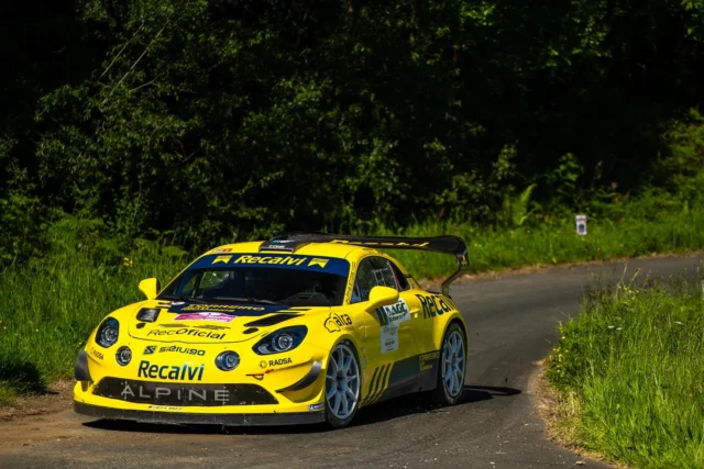 🏆 Jorge Cagiao y Javier Martínez logran su tercera victoria consecutiva en casa!

La dupla del Alpine se impuso en el Rallye de Narón, consolidándose así como más líderes del Campeonato de España de Rallyes de Asfalto.

Dani Berdomás y Brais Mirón arrebataron la segunda posición a Enrique Cruz y Yeray Mujica tras una intensa batalla durante todo el rallye, con una diferencia de 16,7 segundos.

Esteban Vallín e Inés Caso dominaron de principio a fin la Dacia Sandero Cup. Los hermanos Alfaro, junto a Miguel Gayoso y Carlos Guitián, completaron el podio.