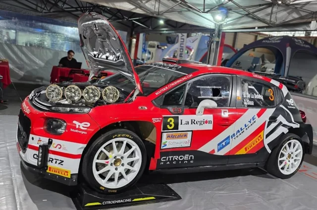 En dos horas arranca el Rallye de Ourense con la ceremonia de salida 🎉🔥

Mañana por la mañana se disputará el shakedown, y por la tarde tendrán lugar seis tramos cronometrados, incluida una espectacular etapa nocturna 🌓🚗🌠

Enlaces más interesantes para seguir la prueba 👇

📲 Guía del espectador:  www.peachaparacing.es

⏱️ Tiempos online:  https://www.atodomotor.com/online/2025/ourense/

🟣 Sportity:  58ROURECALVI

🎙️Radio: https://www.ourensesiradio.es/ (106.1 FM)