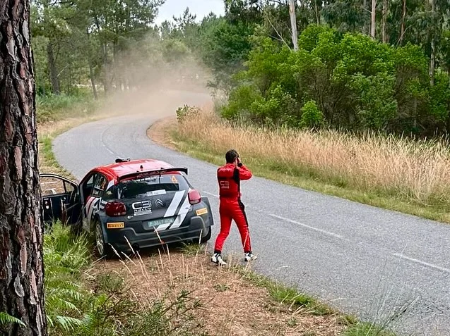 ❌ Abandono de Álvaro Muñiz y Néstor Casal en el último tramo del primer bucle del sábado.

Muy mala suerte para el piloto de A Coruña, que se despide del Rallye de Ourense cuando ocupaba la segunda posición de la general. El motivo, una auténtica faena: se quedaron sin gasolina a tan solo 1 km de la meta de Cartelle - Toén ⛽😞

Así, Dani Berdomás - Brais Mirón ascienden a la segunda plaza, mientras que de la Dehesa - Sosa suben a la tercera.

Por su parte, Javier Pardo - David de la Puente se mantienen al frente con una amplia ventaja de más de un minuto, además de marcar el scratch en el TC Plus.

📊 𝐂𝐥𝐚𝐬𝐢𝐟𝐢𝐜𝐚𝐜𝐢𝐨́𝐧 𝐠𝐞𝐧𝐞𝐫𝐚𝐥 𝐝𝐞𝐥 𝟓𝟖º 𝐑𝐚𝐥𝐥𝐲𝐞 𝐝𝐞 𝐎𝐮𝐫𝐞𝐧𝐬𝐞 (𝐭𝐫𝐚𝐬 𝐓𝐂𝟏𝟎)

1️⃣ Javier Pardo - David de la Puente 1:07:07.1 
2️⃣ Daniel Berdomás - Brais Mirón +1:08.7 
3️⃣ Unai de la Dehesa - Daniel Sosa +1:34.7 
4️⃣ Pepe López - David Vázquez +1:56.5
5️⃣ Joan Vinyes - Jordi Mercader +3:13.0 
6️⃣ José Luis Peláez - José Murado +3:52.6 
7️⃣ Giovanni Fariña - Alejandro Rodríguez +9:20.2 
8️⃣ Nuria Pons - Carla Salvat +11:02.8 
9️⃣ Adrián Vázquez - Manuel A. Estévez +11:10.4
🔟 Alejandro Pais - Sergio Cancela +11:30.5

📸 @hugo33_27 | @milu_photography
