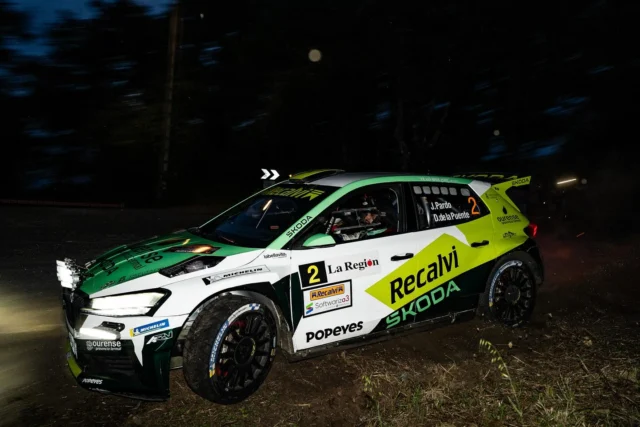 🟢 1️⃣ Javier Pardo – David de la Puente lideran el Rallye de Ourense tras la primera etapa!

Jugando en casa y tras el abandono de sus compañeros de equipo, la dupla de Skoda afrontará la jornada de mañana como líderes destacados, con casi medio minuto de ventaja sobre Álvaro Muñiz – Néstor Casal, que son segundos al volante del Citroën C3 Rally2.

El tercer peldaño del podio lo ocupan Dani Berdomás – Brais Mirón, que se encuentran a 42,6 segundos de la cabeza y a 15,1 de la segunda posición. Se anticipa una bonita batalla para la jornada del sábado.

El top 5 lo completan Unai de la Dehesa – Daniel Sosa en cuarta posición y Pepe López – David Vázquez en la quinta, tras ser penalizados con un minuto y diez segundos por realizar dos salidas falsas durante la jornada de hoy.

Además del abandono de “Cohete” Suárez y Alberto I. Pin, destaca el de Jorge Cagiao – Javi Martínez, que tuvieron que retirarse por una avería eléctrica en su Alpine. El equipo intentará reengancharse mañana.

Dentro de la Copa Hyundai i20 N Rallye, la única puntuable en esta prueba, liderato por el momento para Arnau Bartes y Melisa Lorenzo. 

𝐂𝐥𝐚𝐬𝐢𝐟𝐢𝐜𝐚𝐜𝐢𝐨́𝐧 𝐠𝐞𝐧𝐞𝐫𝐚𝐥 𝐝𝐞𝐥 𝐑𝐚𝐥𝐥𝐲𝐞 𝐝𝐞 𝐎𝐮𝐫𝐞𝐧𝐬𝐞 (𝐭𝐫𝐚𝐬 𝐓𝐂𝟔)

1️⃣ Javier Pardo - David de la Puente 38:23.5 
2️⃣ Álvaro Muñiz - Néstor Casal +27.5 
3️⃣ Daniel Berdomás - Brais Mirón +42.6 
4️⃣ Unai de la Dehesa - Daniel Sosa +1:01.0 
5️⃣ Pepe López - David Vázquez +1:38.4
6️⃣ Joan Vinyes - Jordi Mercader +2:00.4 
7️⃣ José Luis Peláez - José Murado +2:32.1 
8️⃣ Giovanni Fariña - Alejandro Rodríguez +5:43.8 
9️⃣ Alejandro País - Sergio Cancela +6:22.5
🔟 Arnau Bartes - Melisa Lorenzo +6:35.4