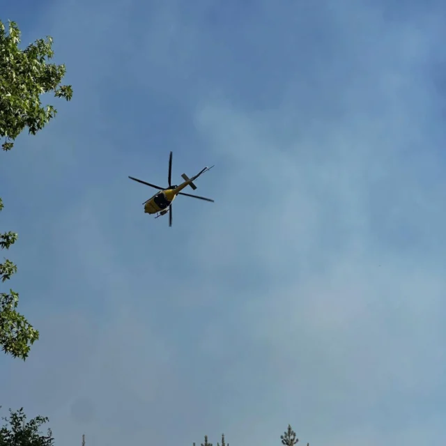 Se neutraliza la segunda pasada por el tramo Ponte Caldelas - Barbudo debido al incendio del BMW de Juanma Freiría y Adrián Salgueiro.

El fuego se ha propagado al monte, y los equipos de emergencia ya están trabajando en la zona para sofocar el incendio.

Desde aquí, queremos enviar todo nuestro ánimo a Juanma y Adrián en estos duros momentos.