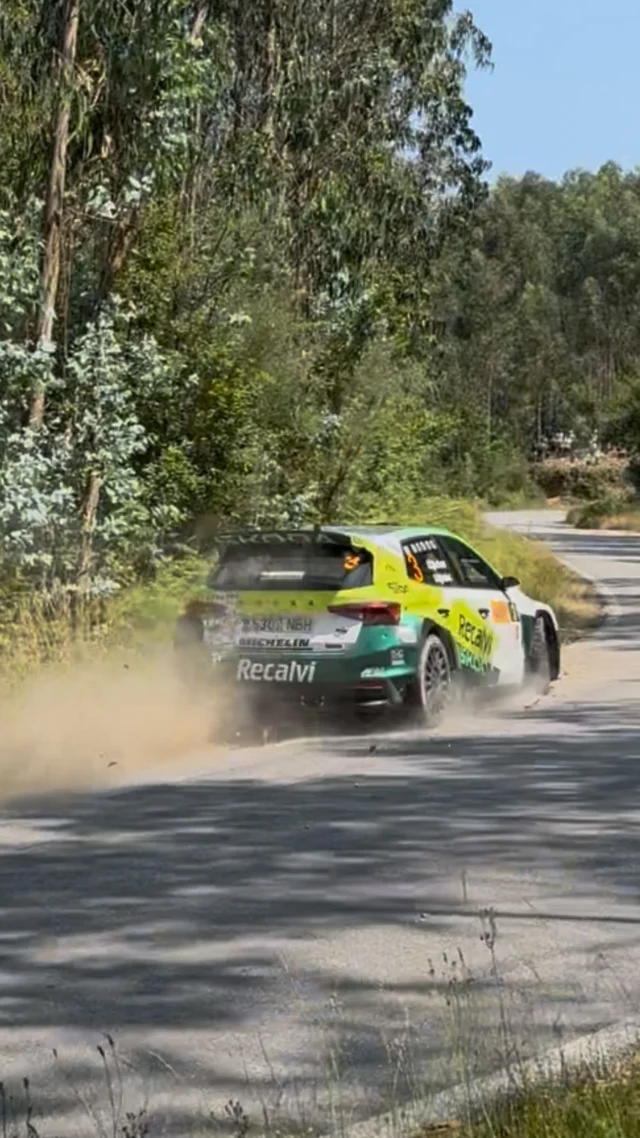 🔥 Mañana intensa en el Rallye Rías Baixas

“Cohete” Suárez se ha colocado líder tras los tramos matinales del sábado, aprovechando un pequeño error de Javier Pardo en el tramo urbano de O Castro, donde perdió unos valiosos 5 segundos.

💥 En ese mismo tramo, Alejandro Cachón sufrió un fuerte golpe que le arrancó la rueda trasera derecha, aunque logró continuar perdiendo algo de tiempo.

🌡️ El calor volvió a ser protagonista, complicando el ritmo de los equipos en los tramos rápidos y exigentes de esta jornada.

📊 Clasificación general Rallye Rías Baixas (tras TC8)

1️⃣ Suárez - Iglesias 45:34.0
2️⃣ Pardo - De la Puente +5.9
3️⃣ Cachón - Rozada +31.3
4️⃣ López - Vázquez +37.8
5️⃣ Muñiz - Casal +1:47.2
6️⃣ De la Dehesa - Sosa +2:00.2
7️⃣ Álvarez - Sustacha +2:56.9
8️⃣ Francolí - Moreno +4:17.2
9️⃣ Fariña - Rodríguez +4:29.7
🔟 Español - Odriozola +4:38.6

📹 @adri_alvarellos | @leiirecochon