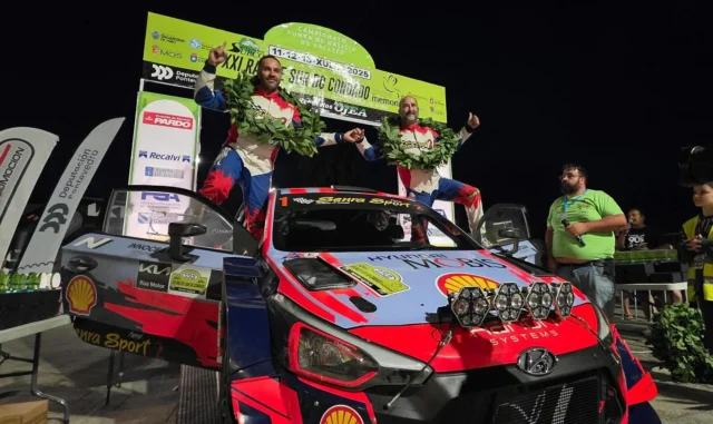 🏆 ¡Nueva victoria en el Rallye Sur do Condado para Víctor Senra y José Murado!

Claro dominio de los del Hyundai i20 WRC, que aventajaron en 55 segundos a Alberto Meira y Avelino Martínez, segundos clasificados con su Skoda Fabia.

David González “Couceiro” y Gustavo Piris consiguieron el cajón más bajo del podio, aprovechando el abandono de Dani Berdomás y Brais Mirón por salida de pista cuando rodaban en segunda posición.

El cuarto lugar fue para Abel Pampillón y José Lage, con su Mitsubishi y vencedores de la Top Ten B. Cerrando el top 5, Yago Martínez y Melisa Lorenzo, que jugando en casa se llevaron la victoria en la Clio Trophy Galicia y en la Top Ten C.

📸 @copatoptenpirelli