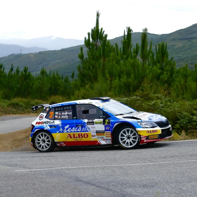 Todo listo en Salvaterra de Miño para el arranque del Rallye Sur do Condado 🔛

Esta mañana se celebró el shakedown, donde los equipos inscritos pudieron poner a punto sus coches y realizar los últimos ajustes antes del inicio oficial ✔️

Ahora, los vehículos ya se encuentran en el parque de asistencia, ultimando detalles antes de la ceremonia de salida, que tendrá lugar a las 21:00 de hoy viernes 🚗✨

Mañana, 12 tramos decidirán al vencedor de la 21ª edición del Rallye Sur do Condado 🏁

⏱️ Tiempos online: www.atodomotor.com

📲 Guía del espectador: www.peachaparacing.es

📸 @gonzalofdezmtez