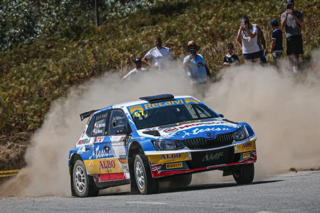 En lo meramente deportivo, el RallyMix de Ribadumia dejó una destacada actuación de Alberto Meira y Avelino Martínez, quienes marcaron grandes cronos a lo largo de las dos jornadas de competición, lo que les permitió conseguir su primera victoria en el Campeonato Gallego de RallyMix.

A los mandos del Skoda Fabia R5, Meira y Martínez se impusieron a Javier Ramilo “Kobas”, que finalizó en segunda posición y fue además el vencedor de la Clase A. El piloto de Yacar logró un excelente crono en la última pasada, lo que le permitió superar a Sergio Fernández —segundo en la Clase A y tercero en la general— y a Darío Calviño, quién cedió mucho tiempo por la rotura de un palier cuando luchaba por la victoria.

En la categoría de carrozados, el podio lo completaron Manuel Osorio y Alberto dos Reis en segunda posición, seguidos de los hermanos Iglesias, que corrían en casa y firmaron la tercera plaza.

𝐂𝐥𝐚𝐬𝐢𝐟𝐢𝐜𝐚𝐜𝐢𝐨́𝐧 𝐟𝐢𝐧𝐚𝐥 𝐑𝐚𝐥𝐥𝐲𝐌𝐢𝐱 𝐝𝐞 𝐑𝐢𝐛𝐚𝐝𝐮𝐦𝐢𝐚 𝟐𝟎𝟐𝟓
1️⃣ Alberto Meira - Avelino Martínez 50:08.855
2️⃣ Javier Ramilo +8.433
3️⃣ Sergio Fernández +12.977
4️⃣ Manuel Osorio - Alberto dos Reis +1:05.515
5️⃣ Darío Calviño +1:34.015
6️⃣ Celestino Iglesias - Jorge Iglesias +1:45.848
7️⃣ Eloy Rodríguez +1:52.630
8️⃣ Antonio Viloria +2:14.511
9️⃣ Antonio López Lence +2:18.116
🔟 Miguel González +2:48.512

📸 @milu_photography