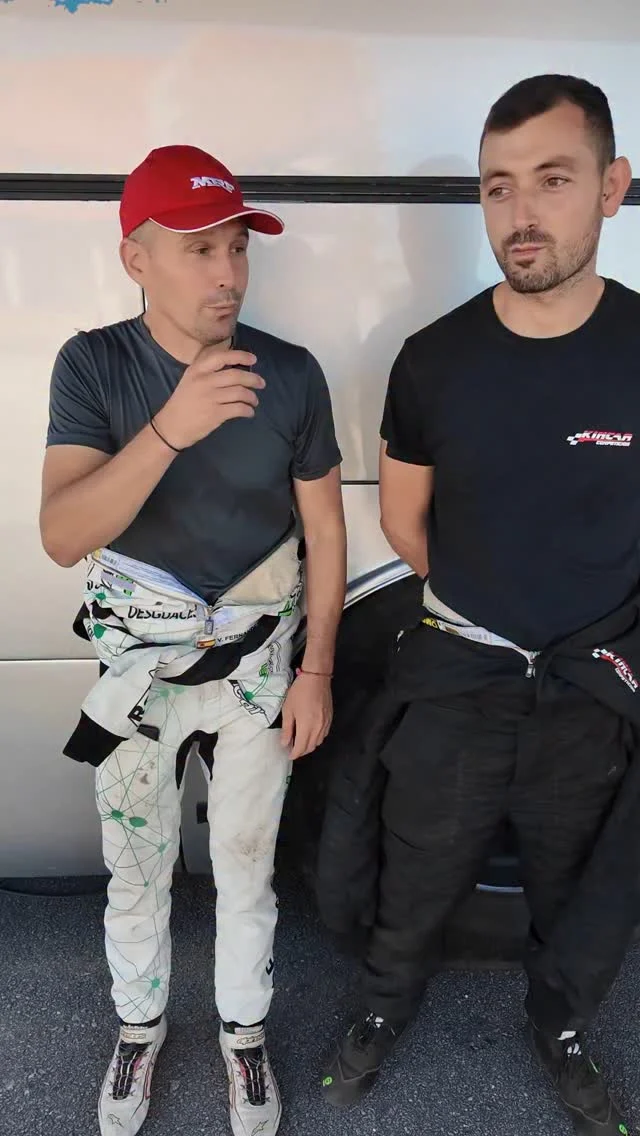 Víctor Fernández e Isma Neira, primer y tercer clasificado de la Copa MRF, respectivamente, no pudieron ocultar su enfado tras la ceremonia de entrega de trofeos del RallyMix de Ribadumia, en la que no se les hizo entrega de los galardones que les correspondían por sus posiciones en esta carrera. 

La ausencia de estos trofeos, cuya entrega estaba prevista y recae en quien tiene la responsabilidad de organizar la copa, generó un notable malestar entre los pilotos, que esperaban el merecido reconocimiento a su actuación durante este fin de semana.